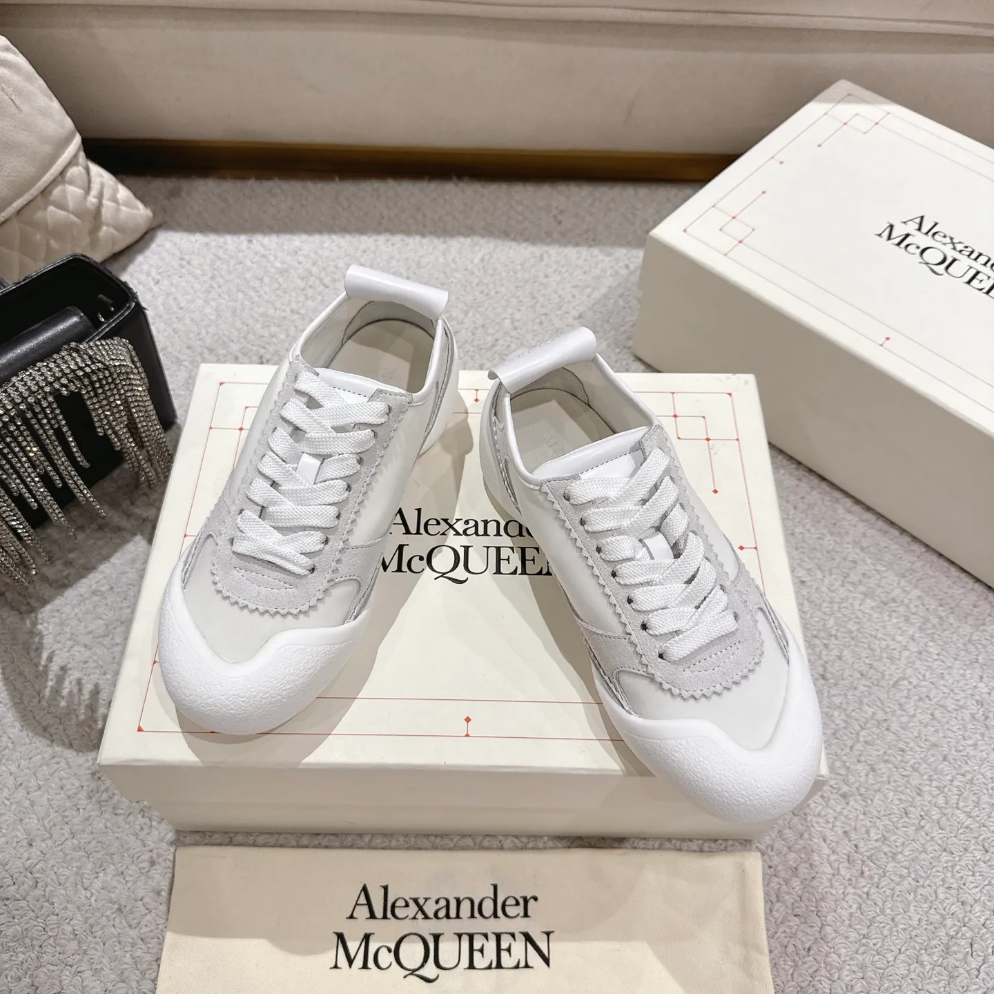 👟👟Ex-factory price 600👟👟 Men's size +10 2025 McQueen's new AIexanderMcQUEEN✅ The original quality has been certified! The original version is reproduced 1:1, and the latest lace-up casual shoes are released simultaneously. • McQueen logo • Round toe box • Lightweight segmented sole design, made of imported stretch breathable fabric + grained cowhide, soft inner lining and insole, comfortable for walking and not stuffy on the feet. Five colors: black/white·white·off-white·black/brown·yellow Fabric: grained cowhide + stretch fabric + cow suede Insole: imported sheepskin Women’s model: 35–40 (40 for women is not returnable) Men’s model: 39–45 (45 for men is not returnable)